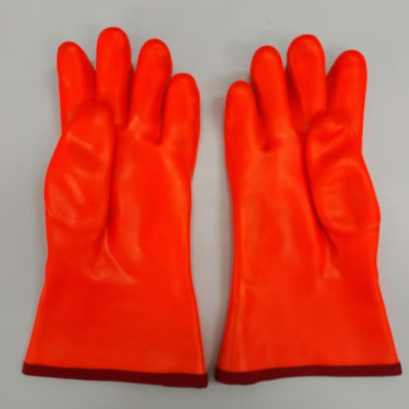 Insulated winter gloves with a turn-out liner 